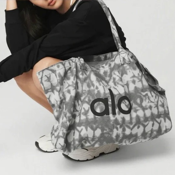 Alo Yoga Tie-Dye Weekender Tote Bag | Gray & White | Oversized Carryall - Picture 1 of 5